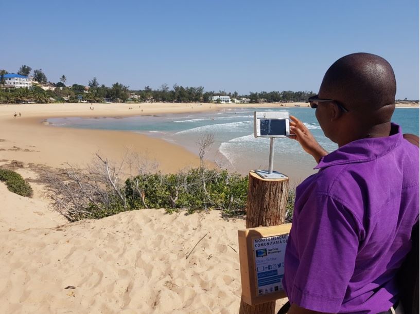 Dr Ernesto Macaringue taking the first photo “snap” from the CoastSnap station in Tofo beach (#coastsnaptofo)